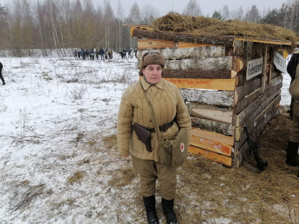Валянціна Іванаўна – актыўны ўдзельнік рэканструкцыі бою за вызваленне вёскі Бабровічы. Фота з асабістага архіва Валянціны Пятровай