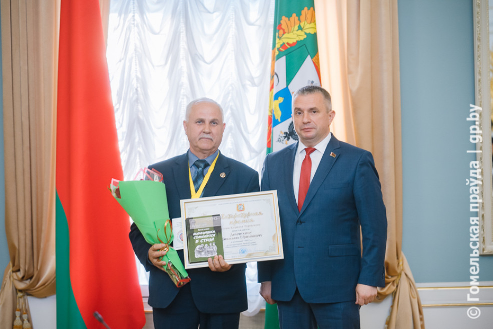 Старшыня абласнога выканаўчага камітэта Іван Крупко ўручыў заслужаныя ўзнагароды лаўрэатам літаратурнай прэміі імя Кірылы Тураўскага