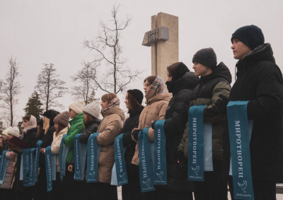Юные миротворцы Головинской средней школы Гомельского района принесли присягу у мемориала "Партизанская криничка"