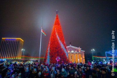   Новогодняя красавица зажгла огни на центральной площади Гомеля  