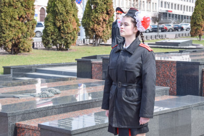 Вахта памяти у мемориала "Вечный огонь" на площади Труда (2021)